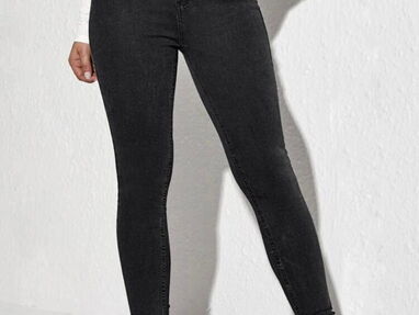 Explora la elegancia sin límites: Jeans altos skinny en negro y blanco, garantizando estilo y versatilidad - Img 57530061