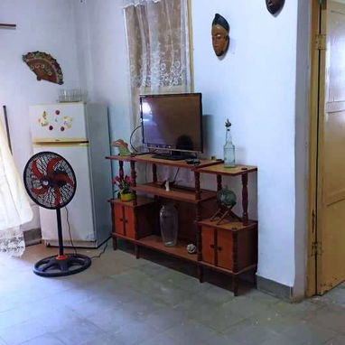 Al MES APTO DE 2 CUARTOS CONSTRUCCION CAPITALISTA MUY BUEN ESTADO Y BIEN UBICADO  300 USD AL MES. - 9/10