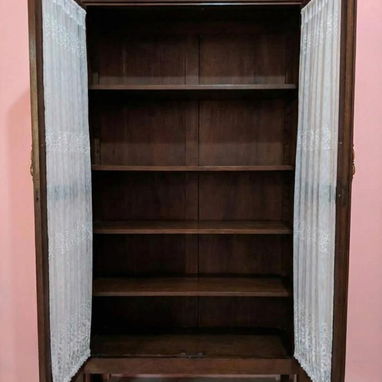 SE VENDE HERMOSO LIBRERO DE CAOBA DE DOS (2) PUERTAS EN PERFECTO ESTADO. - Img 121540522