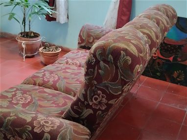 Venta de Sofá tapizado en buen estado de tres asientos - Img 64943081