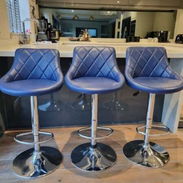 Sillas giratorias para bar 80 usd azul y negra - Img 55894185