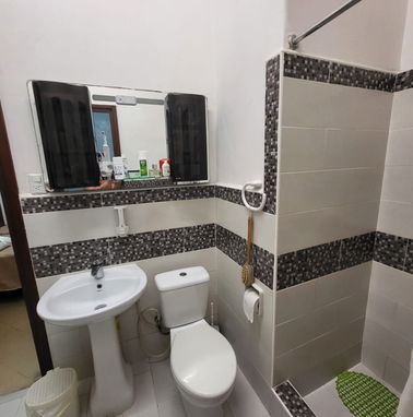 Apartamento en bajos, céntrico todo nuevo, 2cuartos, 2 baños, 2split, Lavadorasec, cocina horno, gascalle,en EURO Ajusto - Img 91592026