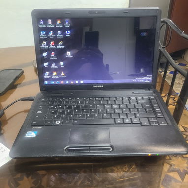 Vendo laptop toshiba funciona peel tiene problema en el teclado al pv 53152736 o WhatsApp - 4/5