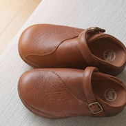 Crocs de niño color café(cuero) #33 - Img 54020921