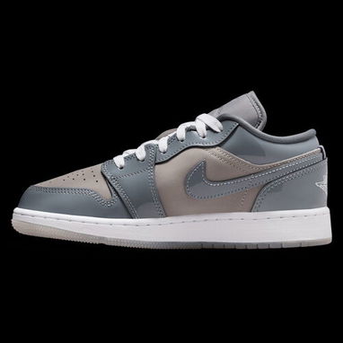 (X)  Zapatillas Air Jordan 1 Low en tonos grises con acabado brillante  $84.00 - 3/7