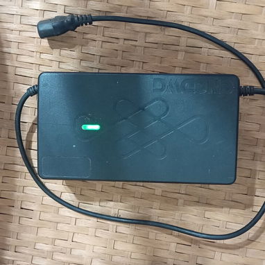 EN VENTA , Cargador d moto electrica 60v 45 Ah en perfecto estado 💯, precio 20 000 $... Contactarme o WhatsApp al 5 236 - 2/3