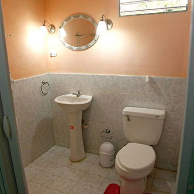 Rentos dos apartamentos con entrada independiente y garaje para autos - Img 125167132