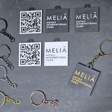Se realizan articulos para publicidad personalizados / Llaveros, porta celulares, QR, NFC, logos corporeos - Img 119028826
