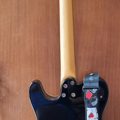 Guitarra eléctrica marca SubZero NUEVA a estrenar por usted.  Viene con: -Estuche -Correa -Juego de cuerdas de repuesto - 2/6