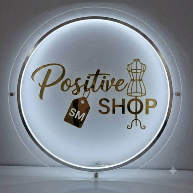 ¡Dale a tu negocio un brillo profesional! ✨ Elevamos la imagen de tu marca con nuestros carteles exclusivos: 🔹 Acrílico - 7/10