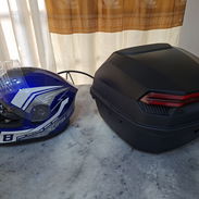 Casco y maletero de moto con su cierre. Si me compra las 2 cosas le rebajo 10 USD - Img 58320524