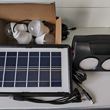 Combo de lámpara recargable, bombillos y paneles solar - 3/3
