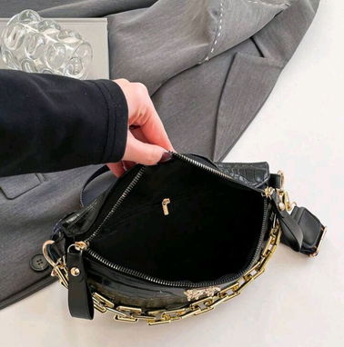 Cartera o Bolso negro con asa y cadena - Img 96449683