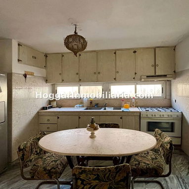 GG-170 ¡MAJESTUOSA CASA INDEPENDIENTE EN ESQUINA EN NUEVO VEDADO POR 350000! (5 CUARTOS, 5 BAÑOS, JARDÍN Y GARAJE) - 3/10