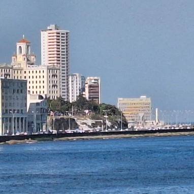 🏠*Se renta casa en Malecón, cuenta con 3 habitaciones, vista al mar cada una, respaldo energético y temática cubana - 3/5