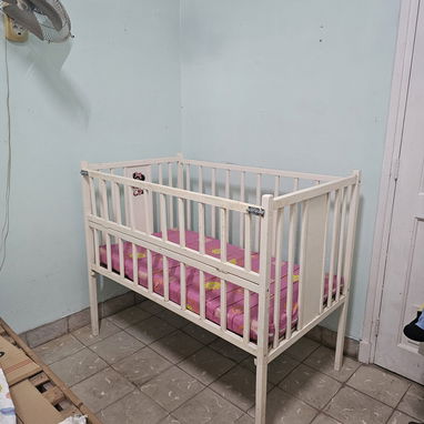 Cuna con colchón y lanzadera en 80usd - Img 120859371