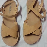 Sandalias número 39/40, color carmelita claro, Buen material, muy duraderas... WhatsApp: 54530443. - Img 56023829