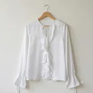 Blusa de volantes en blanco S - Img 57731469