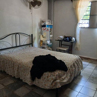 VENDO Casa independiente con patio grande en Los Pocitos, 423 m2 en total. Marianao. CASA Consta de: Portal grande - Img 124761832
