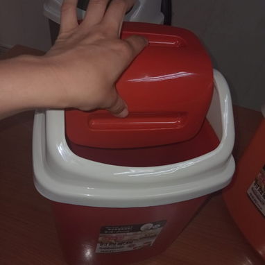 PAPELERA PLASTICA CON TAPA BASCULANTE 12 L, ENTREGA DE FACTURA, VARIEDAD DE ÚTILES DEL HOGAR, ETC - Img 121987829