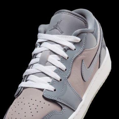 Zapatillas Air Jordan 1 Low en tonos grises con acabado brillante - 3/3