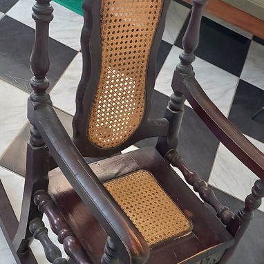 Sillón de madera para niños, con  fondo y espaldar de pajilla. En perfecto estado. - 2/3