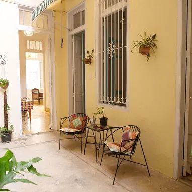 CASA COLONIAL DE 3 CUARTOS EN BAJOS EN EL VEDADO DE 68.5 M2. 50000 USD. - Img 120483608