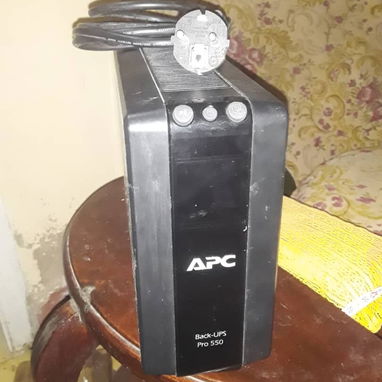 Back-UPS APC Pro 550 de 6 tomas, con batería y con 2 cables para conectar 1 PC y 1 Monitor en 85 USD - Img 118137613