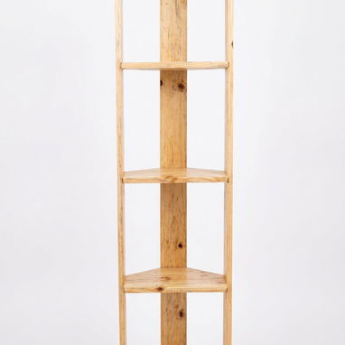 Estante vertical de pino macizo, apoyado en pared, ideal para exhibir libros, adornos y productos. - Img 115646681