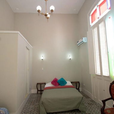 COD.Z ​📍 ¡CASA DE RENTA  EN LA HABANA VIEJA! 5 Cuartos / Balcón / Terraza / A pasos de Plaza Vieja (Zona Soterrada) 📍 - Img 122012835