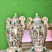 VENDO PAREJA DE JARRONES BORDADOS ANTIGUOS DE PORCELANA ITALIANA. COMUNICARSE AL 54312796 CON ISABEL - Img 53998446