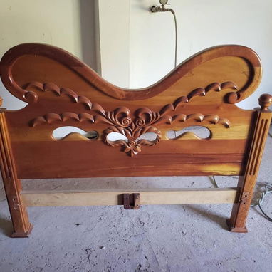 Cama de madera torneada + 2 mesitas de noche + 1 gavetero - Img 125931096