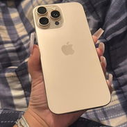 Vendo iPhone 16 pro max también cambiamos por menor y vuelto - Img 55884176