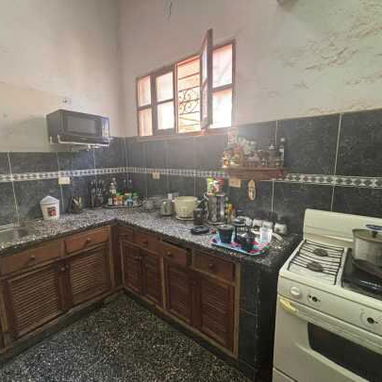 #69- 🏡 Casa en Venta con Garaje – Vedado, La Habana  📍 Ubicación: Calle 28, cerca de 23 y 26, Vedado 📌 Zona residenci - Img 119662702