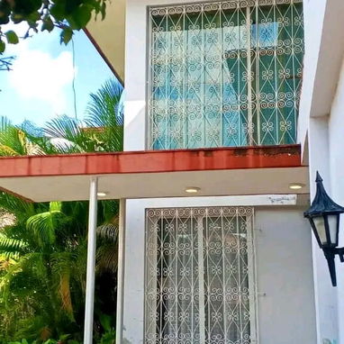 💥 GG-170 | ¡MAJESTUOSA CASA INDEPENDIENTE EN ESQUINA EN NUEVO VEDADO POR ! (5 CUARTOS, 5 BAÑOS, JARDÍN Y GARAJE) 🔑 - 8/10