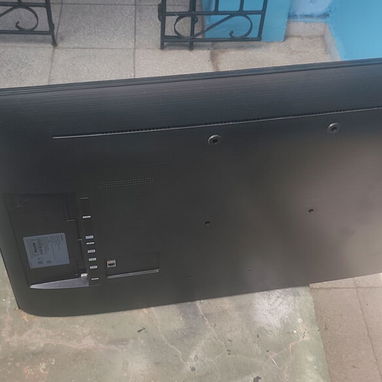 Vendo TV Samsung de 43 pulgadas roto por golpe en la pantalla Kiero 50usd adjunto fotos - Img 123178182