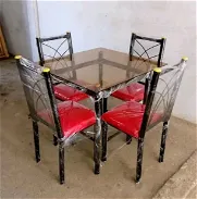 Comedor de tubos con cristal y 4 sillas tapizadas en vinil - Img 45819707