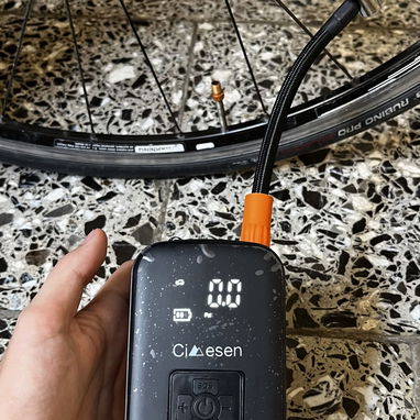 Compresor de Aire Portátil con Medidor de Presión y Luz LED - 2/3