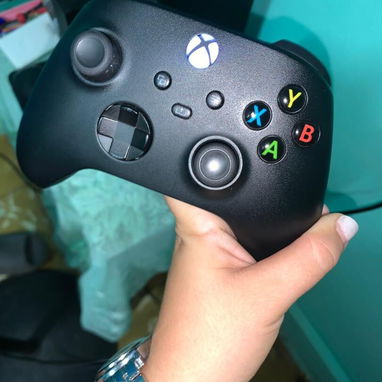 Se vende Xbox one X 4k nativo 1 Tera de almacenamiento lleno de juegos (18) , un mando de Xbox series x con baterias rec - Img 123791995