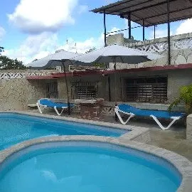 SE RENTA CASA DE 4 HABITACIONES A 5 CUADRAS DE LA PLAYA DE GUANABO. CON PISCINA.54026428 - 10/10
