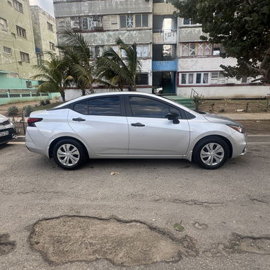 Se renta Nissan Versa 2022 Automático - Img 115807792