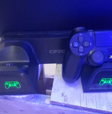 Proteja su Playstation 5 y Ps4 Base. Trae para cargar 2 mandos y + cosas. 53cuatro4cuatro8 - Img 78990106