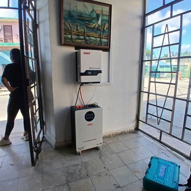 SOMOS PROFESIONALES HACEMOS INSTALACIONES DE SISTEMAS FOTOVOLTAICOS EN TODA LA HABANA INSTALAMOS INVERSORES PLANTAS E - Img 122310695