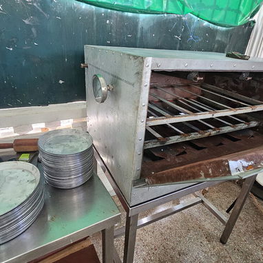 Se Vende Horno de Gas para pizzas y pan, Platos para hacer pizzas y 2 Mesas de acero inoxidable - 3/5