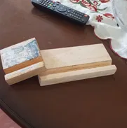 Porta celulares de madera. Tu celular o tablet siempre listo para ver series o películas. Anti-caída. - Img 50337297