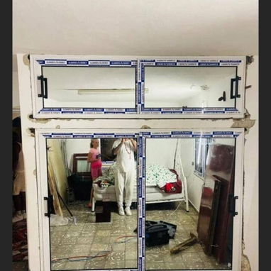 Diseñadores y fabricantes de todo tipo de ectructura en alumimio y cristal , trabajamos por medida y imcluimos montaje. - 4/10