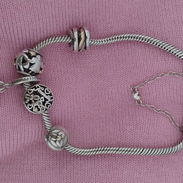 Vendo pulsera pandora original con detalles de oro 14k en el cierre y los charm también tienen detalles de oro - Img 56741319