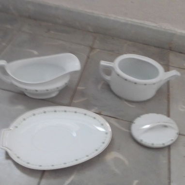 Jarra con tapa para té, leche o café y salsera con su plato - Img 125215426