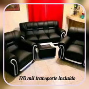 Vendo Juego de Mueble de Sala – Sofá, butacas, centro y auxiliares – Estilo moderno/clásico 🪑 - Img 55913877