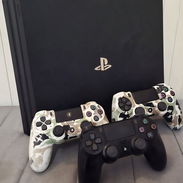 PS4 PRO 1TB – Versión 11.00 con Pitateria Automática por Chip Interno 🎯 Como nueva, con 3 mandos y cargada de juegos - Img 55930107